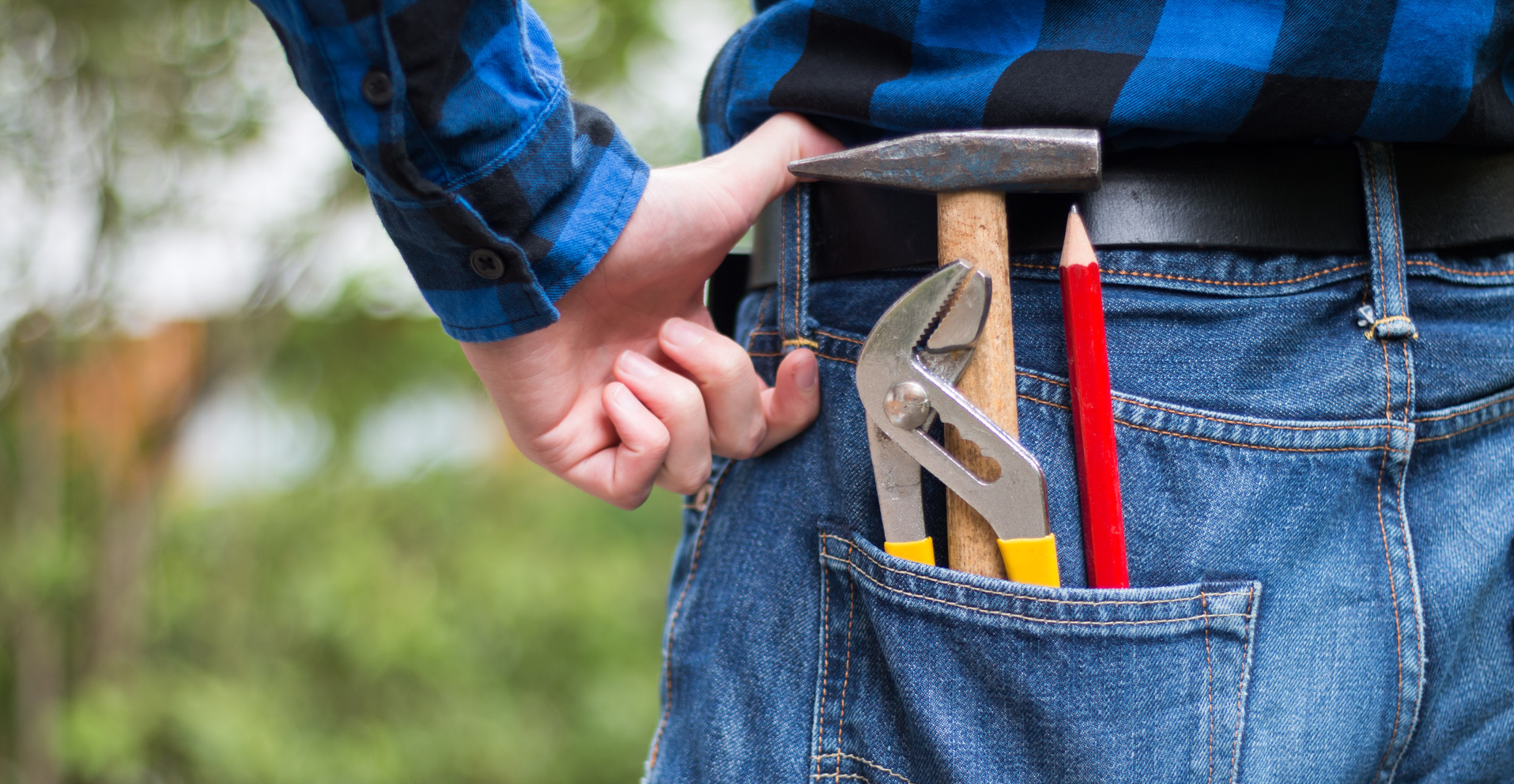 Handwerker mit Zange, Hammer und Bleistift in der Hosentasche, widescreen